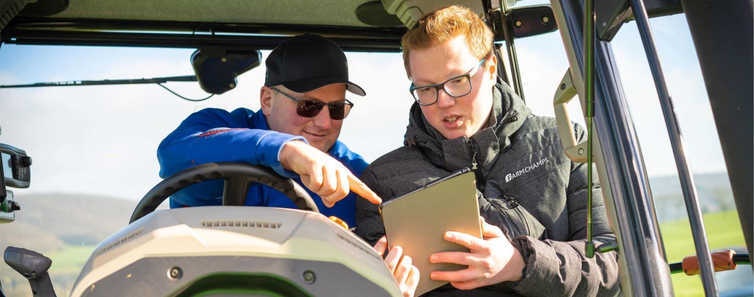 Landwirte nutzen Tablet in Traktor